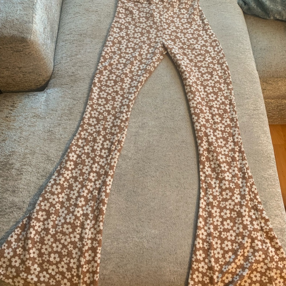 Belle DuJour flared flower leggings